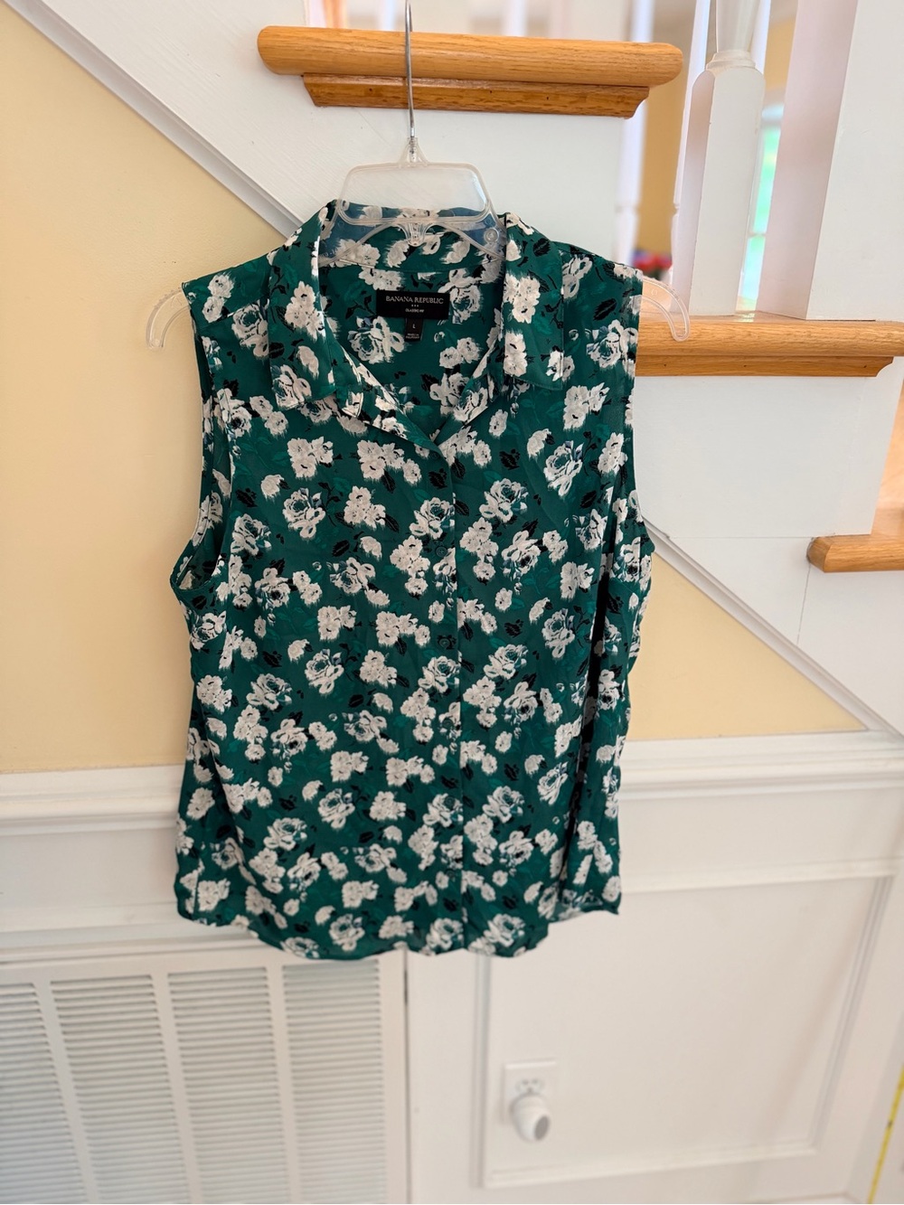 Ladies Size Large Banana Republic Green Floral Sleeveless Blouse Classic Fit GUC
